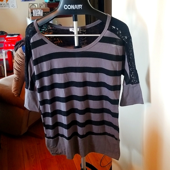 10/$10    Ardene Striped Batwing Tee XL - Picture 1 of 6